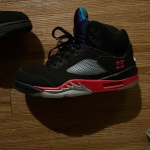 Jordan 5 fire red metallic grape.like new.